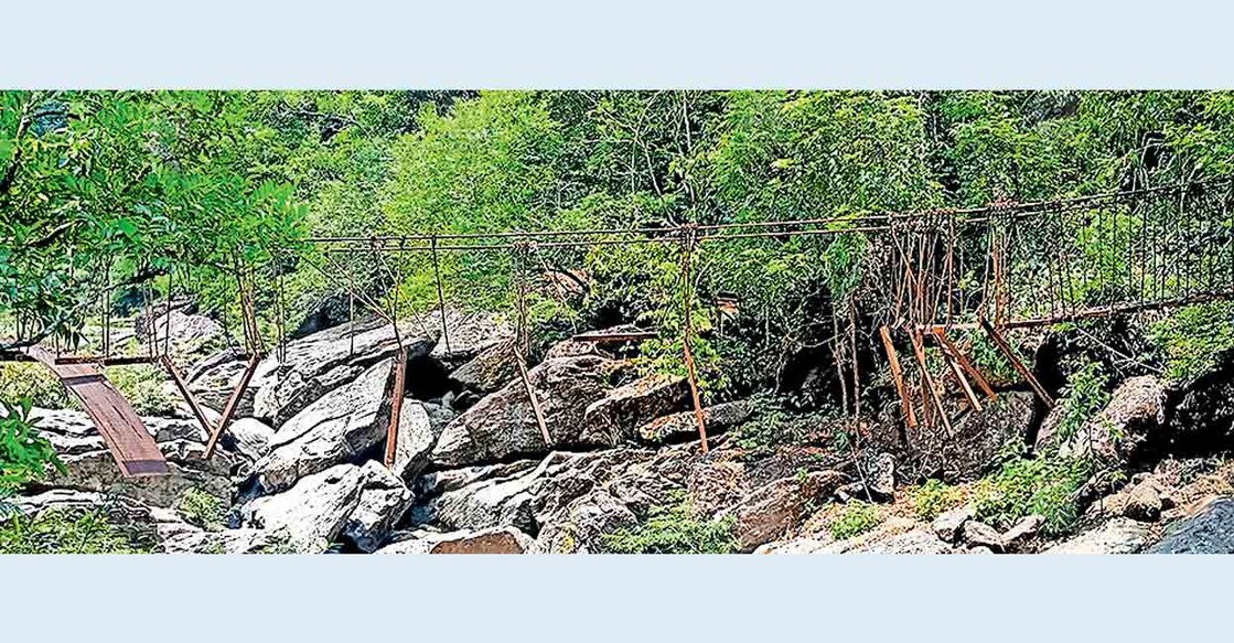 കക്കയം ഇക്കോ ടൂറിസം സെന്ററിലെ പ്രധാന കാഴ്ചയായ ഉരക്കുഴി വെള്ളച്ചാട്ടം കാണുന്നതിനു നിർമിച്ച തൂക്കുപാലം വർഷങ്ങളായി നശിച്ച നിലയിൽ 