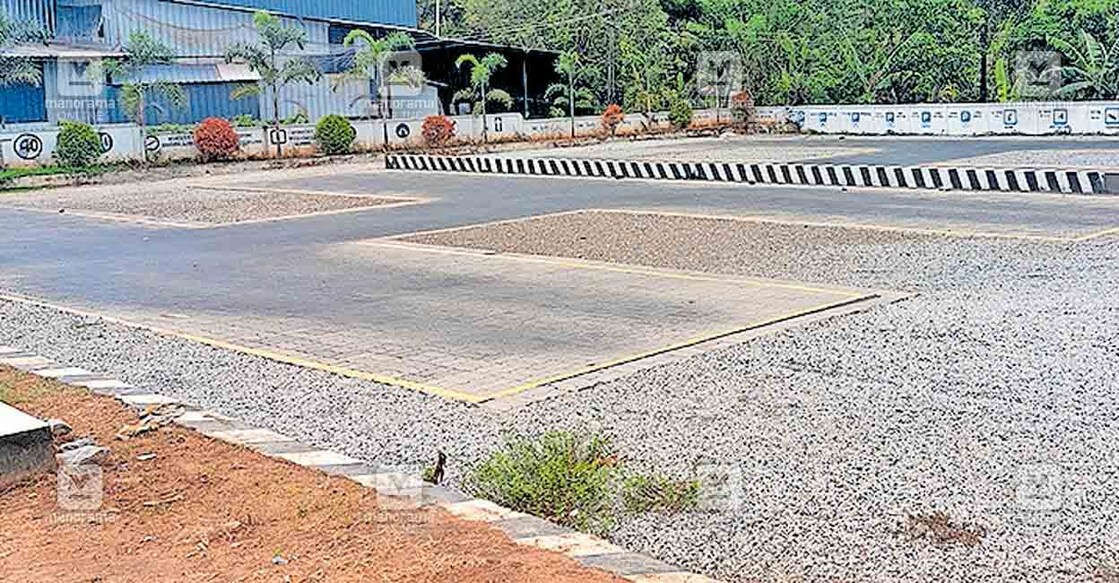 ഡ്രൈവിങ് ലൈസൻസ് ടെസ്റ്റിനു ആളുകൾ എത്താത്തതിനാൽ വിജനമായ നന്മണ്ടയിലെ ടെസ്റ്റ് ഗ്രൗണ്ട്.  
