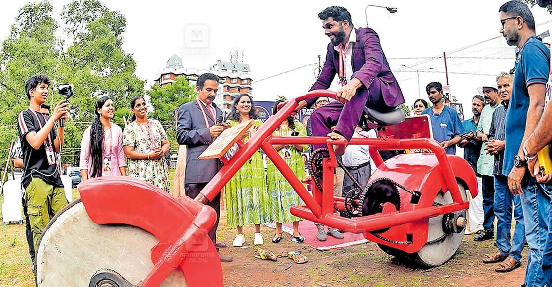 cycle-1500 കോഴിക്കോട് മുതലക്കുളം മൈതാനിയിൽ 1500 കിലോ ഭാരമുള്ള സൈക്കിൾ ചവിട്ടുന്ന ചിത്രകാരൻ എം. ദിലീഫ്. ചിത്രം: മനോരമ