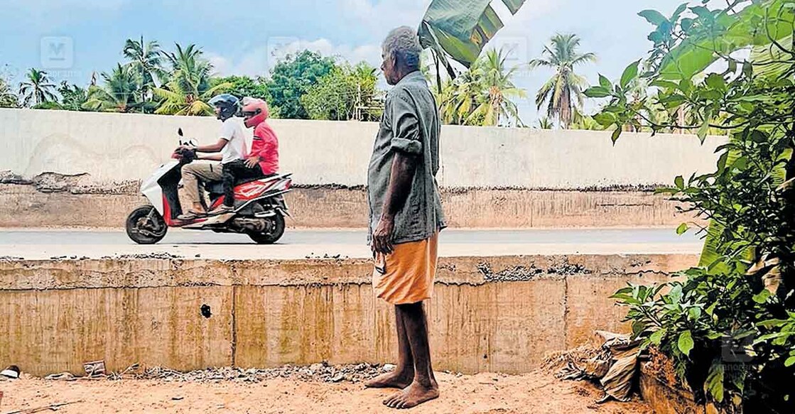 

തന്റെ വീടിനു മുന്നിൽ സ്ഥാപിച്ച ഉയർന്നുകിടക്കുന്ന അഴുക്കുചാലിനു സമീപം കെ.ടി.കുഞ്ഞിരാമൻ 
