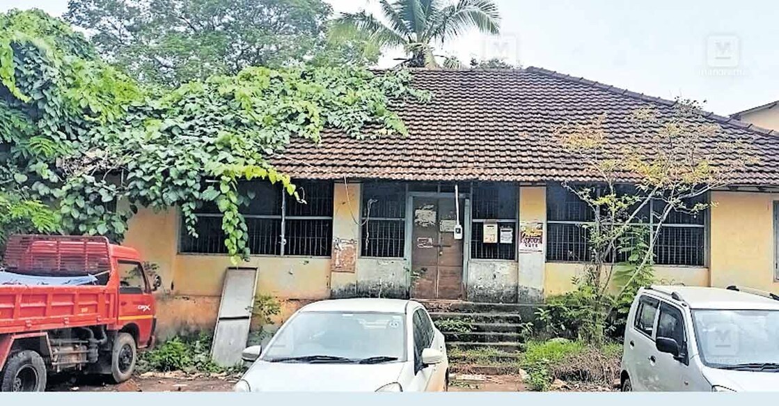 registrar-office വടകര രജിസ്ട്രാർ ഓഫിസ് വാടകക്കെട്ടിടത്തിലേക്ക് മാറിയിട്ടും പഴയ കെട്ടിടം ഒരു വർഷത്തോളമായി പൊളിക്കാത്ത നിലയിൽ.