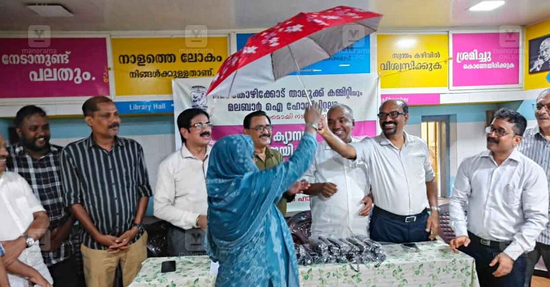 എംഇഎസ് കോഴിക്കോട് താലൂക്ക് കമ്മിറ്റി കോഴിക്കോട് ഫ്രീ ബേഡ്സ് ഹോമിലെ വിദ്യാർഥികൾക്ക് നൽകുന്ന കുടയും പഠനോപകരണങ്ങളും സുബൈർ കൊളക്കാടനിൽ നിന്ന് ഫ്രീ ബേഡ് ഹോമിലെ സ്റ്റാഫ് ഏറ്റുവാങ്ങുന്നു.