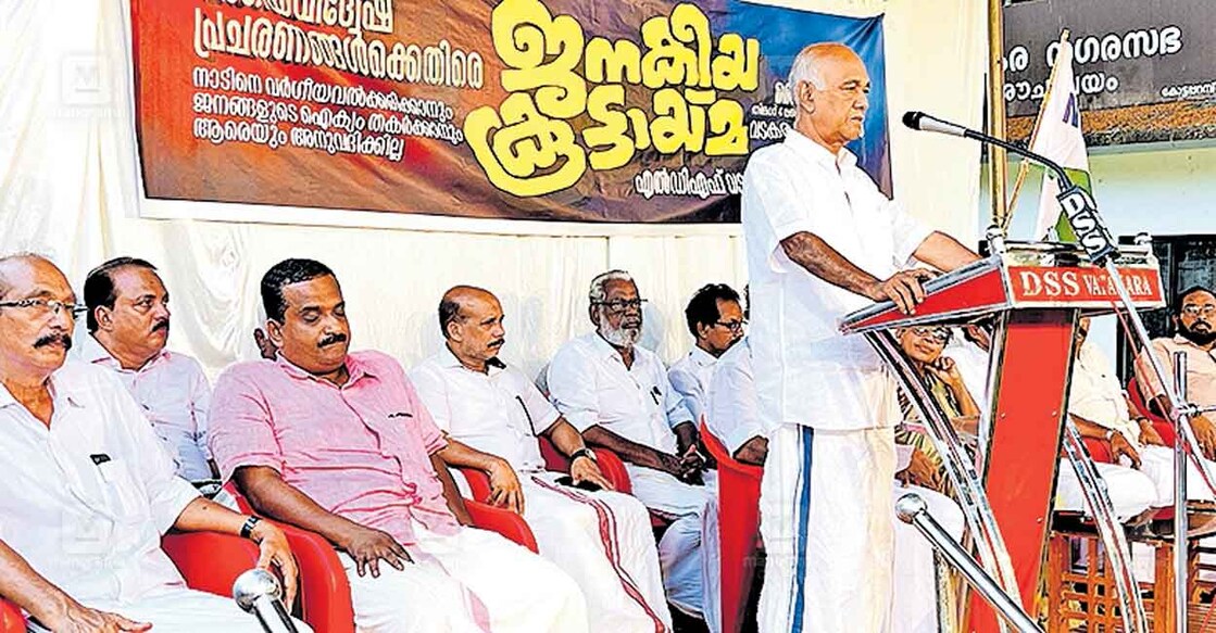 വർഗീയ വിദ്വേഷ പ്രചാരണത്തിന് എതിരെ വടകരയിൽ എൽഡിഎഫ് മണ്ഡലം കമ്മിറ്റി സംഘടിപ്പിച്ച 
ജനകീയ കൂട്ടായ്മ സിപിഎം കേന്ദ്ര കമ്മിറ്റി അംഗം എളമരം കരീം ഉദ്ഘാടനം ചെയ്യുന്നു.  