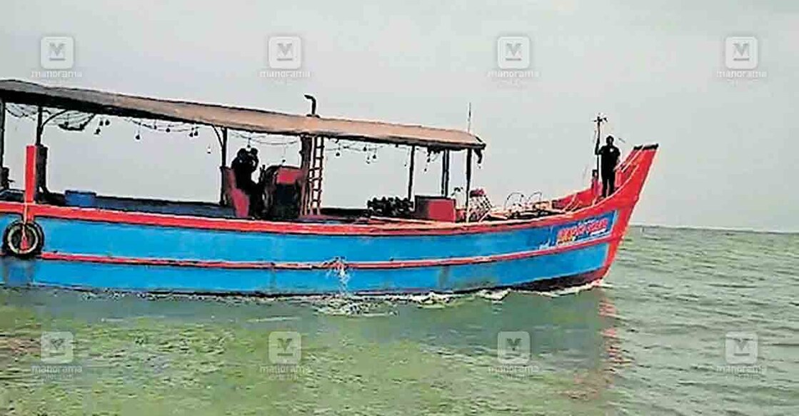 മുട്ടുങ്ങലി‍ൽ കണ്ടെത്തിയ ഇമ്പിച്ചി ബാവ എന്ന ഫൈബർ ബോട്ട് തീരദേശ സേന കരയിലേക്ക് എത്തിക്കുന്നു.  