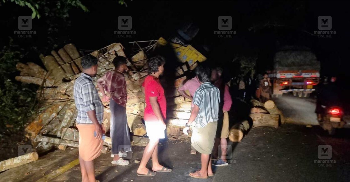 thamarassery--churam-lorry-overturned-1