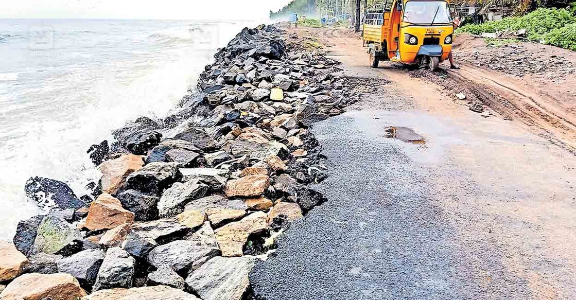 കടലാക്രമണത്തിൽ തകർന്ന ഗോതീശ്വരം തീരദേശ റോഡ്.  