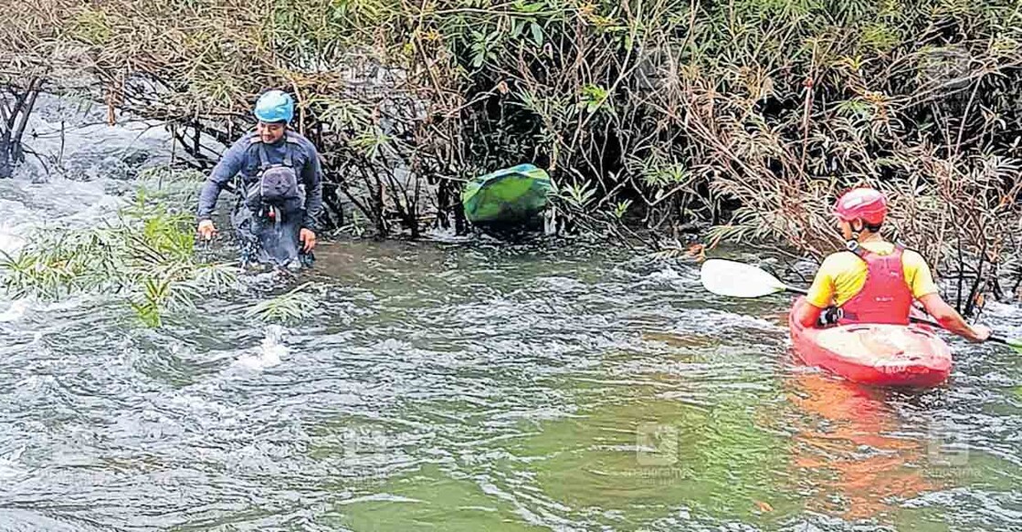 രാജ്യാന്തര വൈറ്റ് വാട്ടർ കയാക്കിങ് മത്സരത്തിന് മുന്നൊരുക്കങ്ങളായി ഇരുവഞ്ഞി പുഴയിലെ ട്രാക്കുകളിൽ നിന്ന്  മാലിന്യങ്ങൾ നീക്കം ചെയ്യുന്നു  
