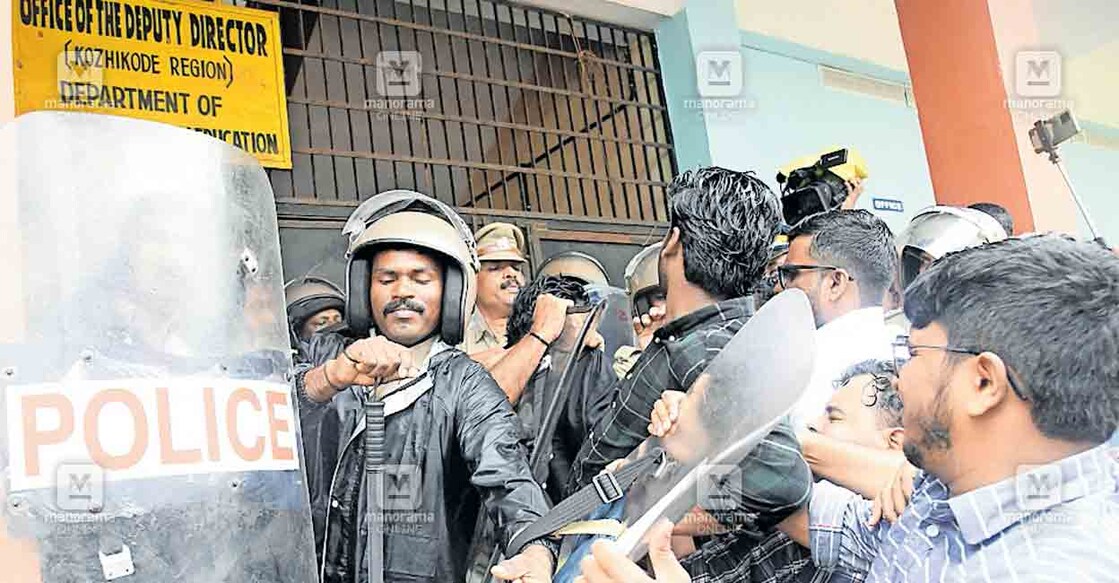 പ്ലസ്ടു സീറ്റ് വർധിപ്പിക്കണമെന്ന് ആവശ്യപ്പെട്ട് എംഎസ്എഫ് പ്രവർത്തകർ കോഴിക്കോട് ഹയർ സെക്കൻഡറി റീജനൽ ഡപ്യൂട്ടി ഡയറക്ടറുടെ ഓഫിസിലേക്കു നടത്തിയ പ്രതിഷേധ മാർച്ച് പൊലീസ് തടയുന്നു. ചിത്രം: മനോരമ
