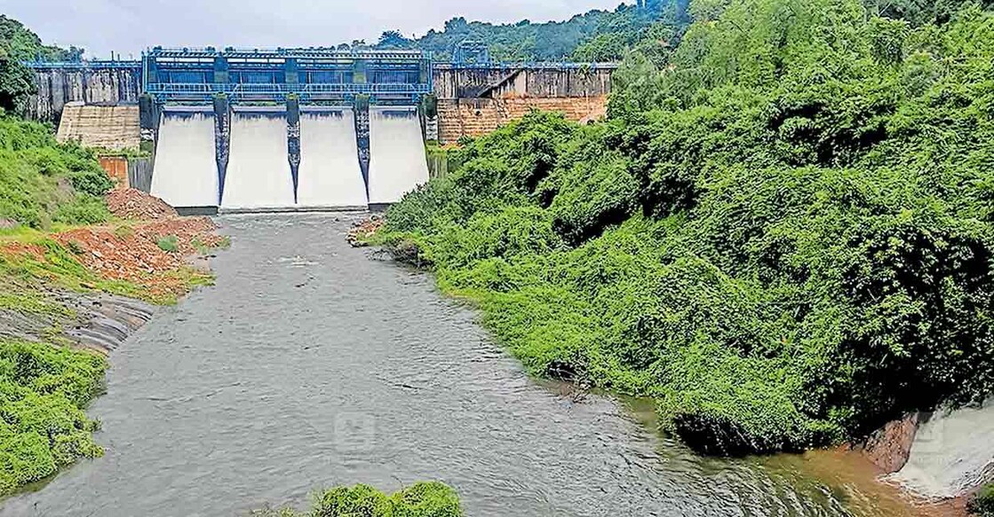 കുറ്റ്യാടി ജലസേചന പദ്ധതിയുടെ പെരുവണ്ണാമൂഴി ഡാമിൽ ജലനിരപ്പ് ഉയർന്നതിനെ തുടർന്ന് ഷട്ടർ തുറന്നപ്പോൾ  