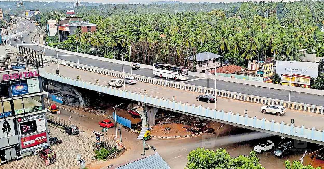 ദേശീയപാത ബൈപാസിലെ തൊണ്ടയാട് പാലം ഇന്നലെ തുറന്നപ്പോൾ. (ചിത്രത്തിൽ ബസ് പോകുന്ന പാലമാണു പുതിയത്). ചിത്രം: മനോരമ