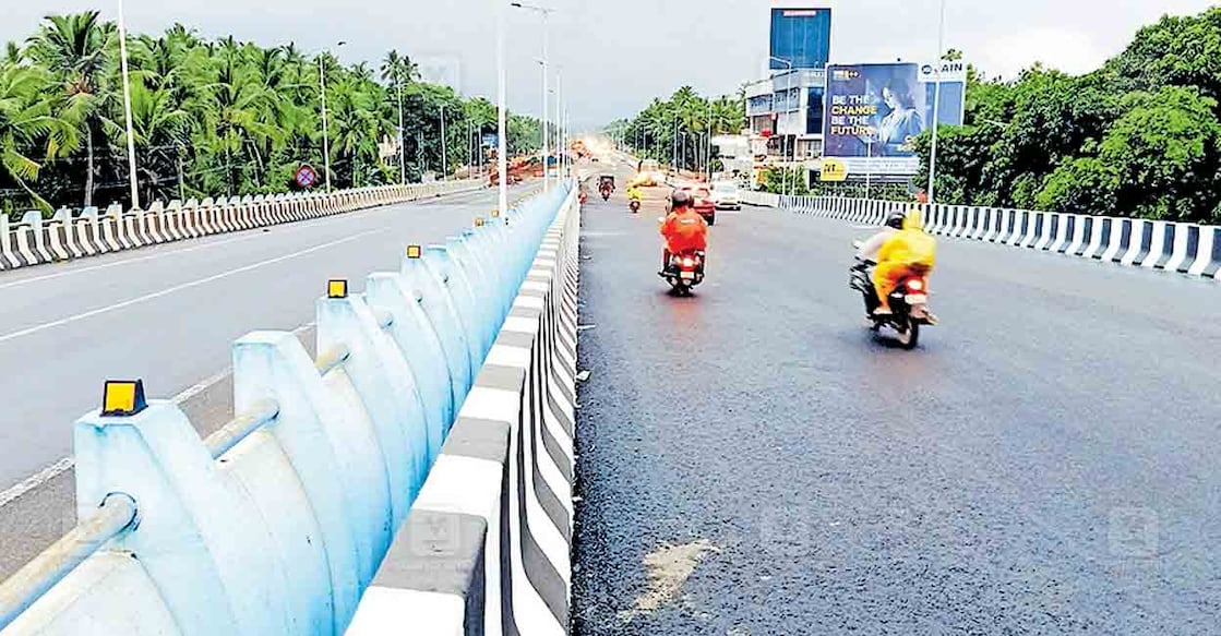 ദേശീയപാത ആറുവരിപ്പാതയ്ക്കായി രാമനാട്ടുകരയിൽ നിർമിച്ച പുതിയ മേൽപാലം ഗതാഗതത്തിനു തുറന്നപ്പോൾ. 