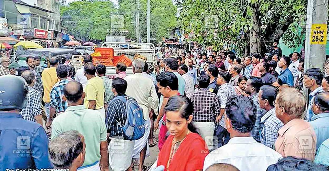 kozikode-fishers-4 പയ്യോളി ബീച്ച് റോഡിൽ മത്സ്യ വിൽപനക്കാരും നഗരസഭ ആരോഗ്യ വിഭാഗം ജീവനക്കാരും തമ്മിലുണ്ടായ സംഘർഷം.