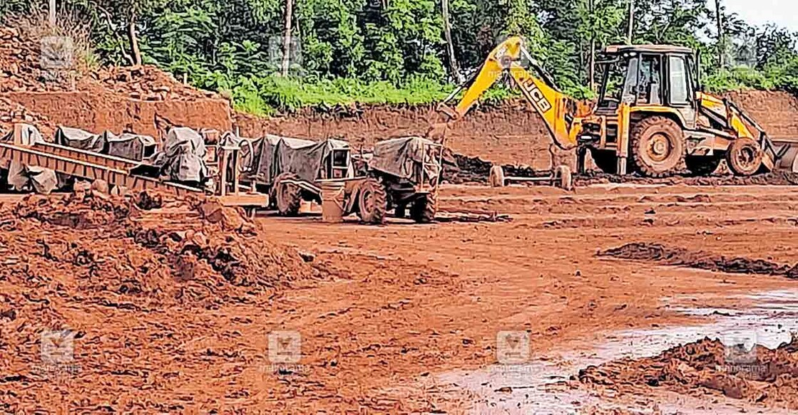 ഓമശ്ശേരി പടവെട്ടി മലയിൽ പ്രവർത്തിക്കുന്ന ചെങ്കൽ ക്വാറി  