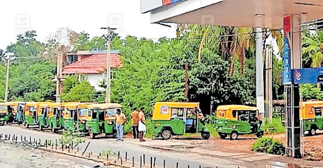 ഗ്യാസ് നിറയ്ക്കാൻ പയ്യോളിയിലെ റീ ഫിൽ കേന്ദ്രത്തിൽ വരി നിൽക്കുന്ന ഓട്ടോറിക്ഷകൾ.  