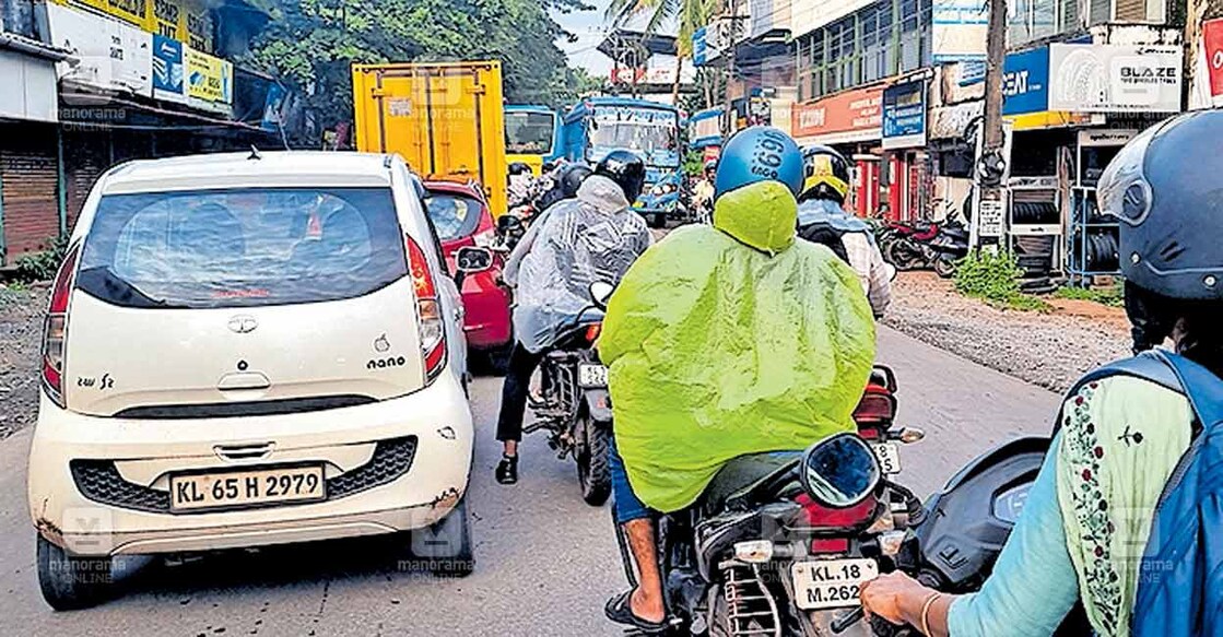 nadapuram-traffic-jam നാദാപുരത്തിനും കല്ലാച്ചിക്കും ഇടയിൽ ഇന്നലെ വൈകിട്ട് അനുഭവപ്പെട്ട ഗതാഗതക്കുരുക്കിൽ ഇരുചക്ര
വാഹനങ്ങളുമായി എത്തിയവർക്കു പോലും മുന്നോട്ടു പോകാൻ കഴിയാതെ കുടുങ്ങിയപ്പോൾ.
