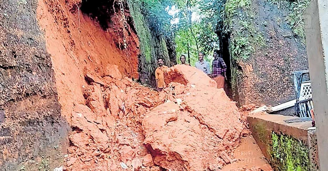 പേരാമ്പ്ര 3–ാം വാർഡ‍ിലെ നരിച്ചാടയ്ക്കൽ മീത്തൽ ആനേരിക്കാവ് കുറുക്കൻ തറേമ്മൽ കല്ലൂർ റോഡിൽ മണ്ണിടിഞ്ഞു വീണു ജനങ്ങളുടെ സഞ്ചാര സ്വാതന്ത്ര്യം നഷ്ടപ്പെട്ട നിലയിൽ.  