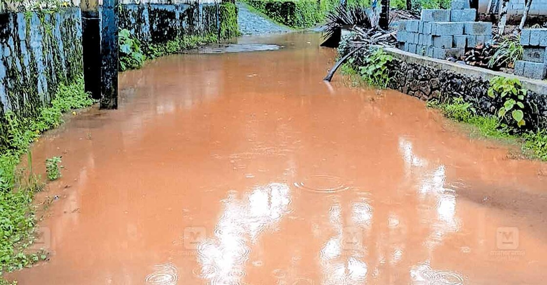 ചക്കിട്ടപാറ – കൂടക്കൊല്ലി റോഡിലെ വെള്ളക്കെട്ട് ജനങ്ങൾക്ക് ദുരിതമായ നിലയിൽ.  