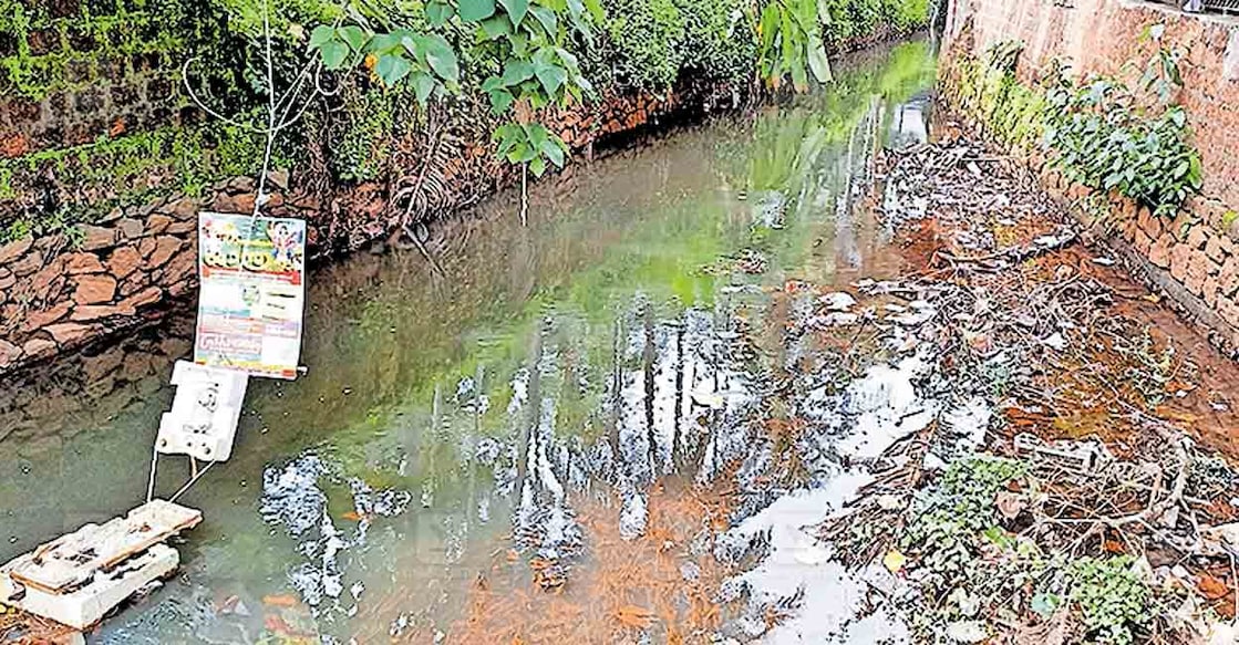 ചെളിയും മാലിന്യങ്ങളും നിറഞ്ഞ് നീരൊഴുക്കു കുറഞ്ഞ മാമ്പുഴ. പൈങ്ങോട്ടുപുറം റോഡിനോടു ചേർന്ന ഭാഗം.