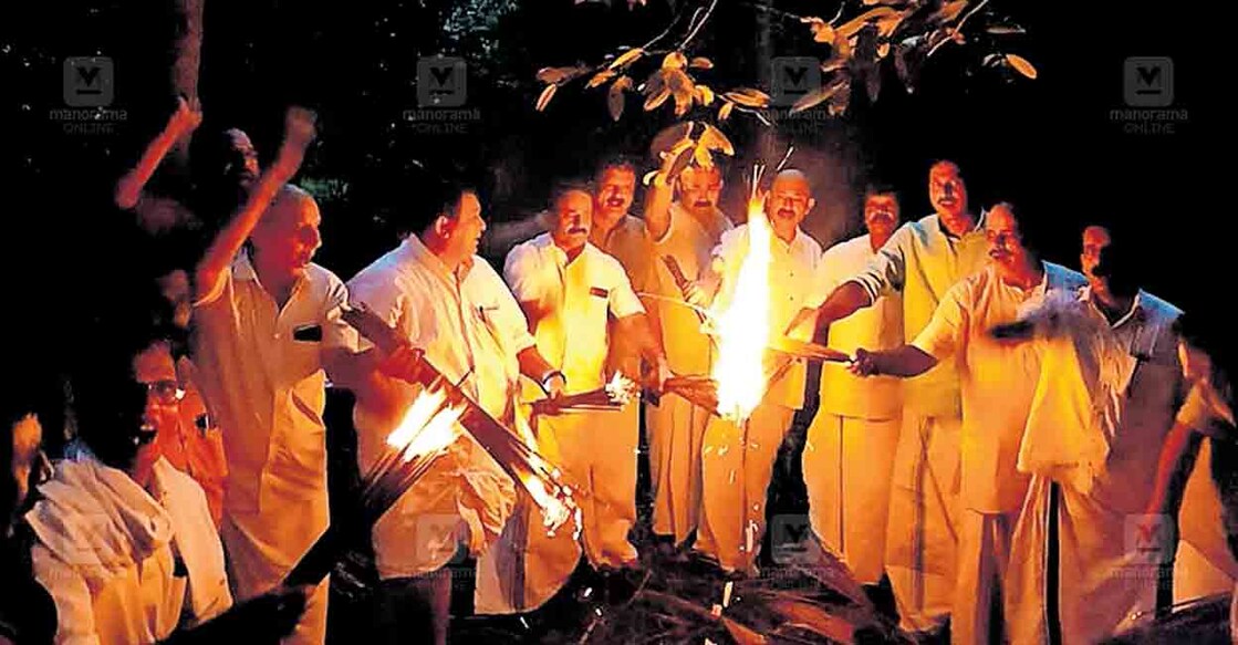 ചിപ്പിലിത്തോട് മേഖലയിൽ കാട്ടാനക്കൂട്ടം കൃഷി നശിപ്പിക്കുന്നതിനെതിരെ വനം വകുപ്പ് നടപടി സ്വീകരിക്കാത്തതിൽ പ്രതിഷേധിച്ച് കർഷക കോൺഗ്രസ് ജ്വാല തെളിയിച്ചപ്പോൾ. 