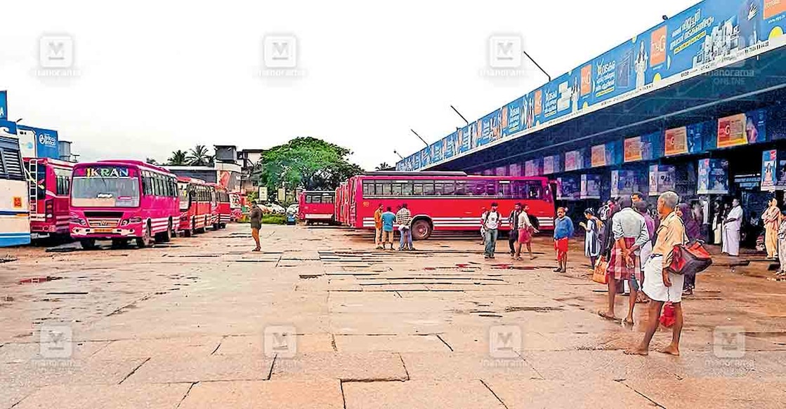 കോഴിക്കോട് – കണ്ണൂർ റൂട്ടിലെ ബസ് പണിമുടക്കിനെ തുടർന്നു സ്വകാര്യ ബസ് സർവീസ് നിലച്ചതോടെ വടകര പുതിയ ബസ് സ്റ്റാൻഡിൽ 
കാത്തു നിൽക്കുന്ന യാത്രക്കാർ. കെഎസ്ആർടിസി ബസുകൾ മാത്രമായിരുന്നു ഇന്നലെ യാത്രക്കാർക്ക് ആശ്രയം. 