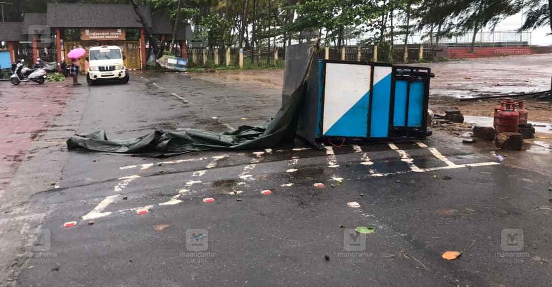 wind-destroyed-4shops-vatakara-1 തകർന്ന തട്ടുകട.
