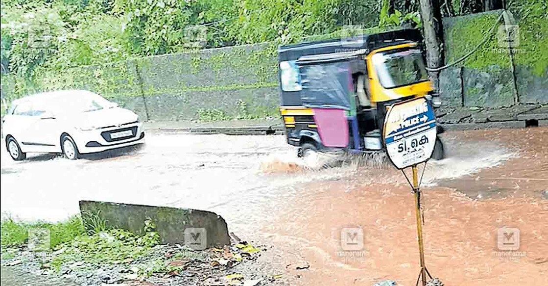 നരിക്കുനി മെയിൻ റോഡിലെ വെള്ളക്കെട്ട്.  
