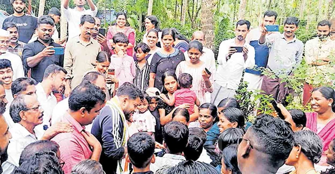 മഴയിൽ വെള്ളം കയറിയ കാരയാട് ഹനുമാൻ കുനിയിൽ ഷാഫി പറമ്പിൽ എംപി സന്ദർശനം നടത്തിയപ്പോൾ  
