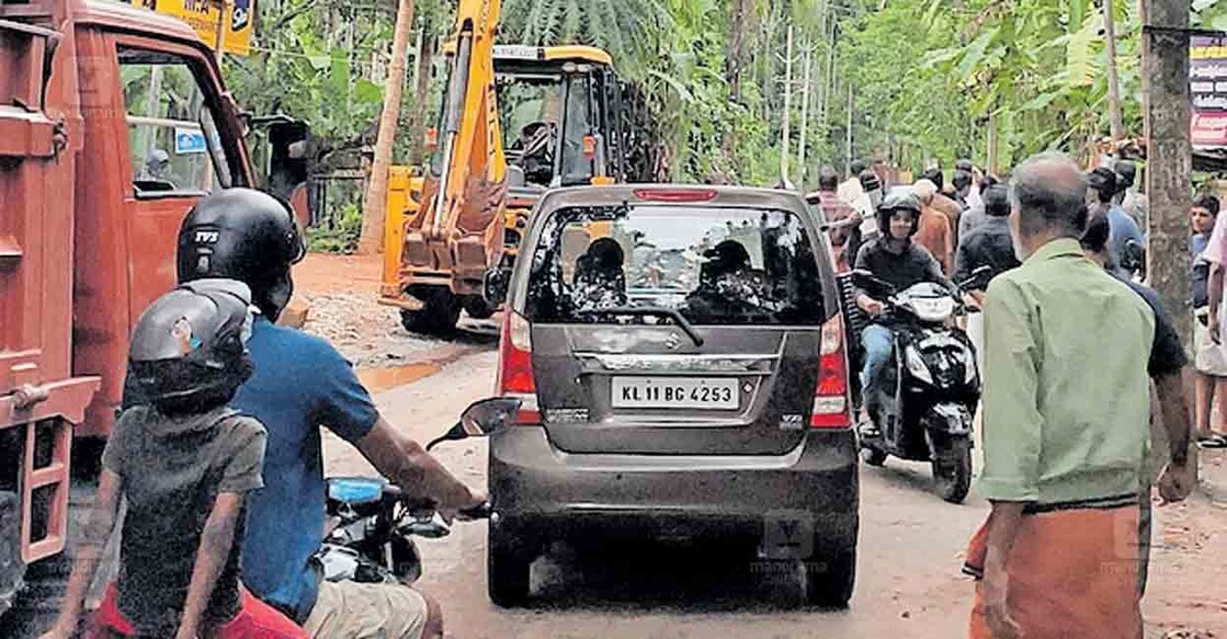 മാവിളിക്കടവ് ഗവ. ഐടിഐക്കു സമീപം റോഡിലെ കുഴിയടയ്ക്കാൻ ക്വാറി വേസ്റ്റ് എത്തിച്ച ലോറിയും മണ്ണുമാന്തിയും പ്രദേശത്തെ ചിലർ ചേർന്നു തടഞ്ഞപ്പോൾ.  
