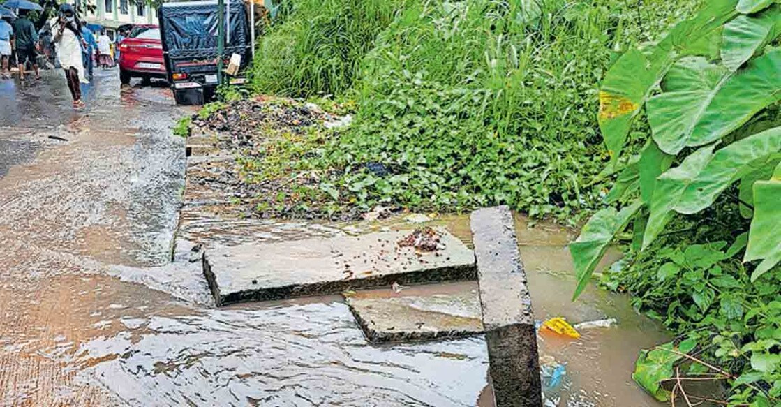 കോഴിക്കോട് ഗവ. മെഡിക്കൽ കോളജ് ആശുപത്രിയുടെ അടുക്കളയ്ക്കു സമീപത്തെ ഓടയിലെ സ്ലാബ് ഇളകിയതിനെ തുടർന്ന് മലിനജലം റോഡിലേക്കു പരന്നൊഴുകുന്നു. 