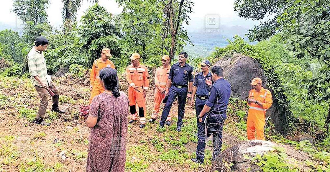 കൂരാച്ചുണ്ട് പഞ്ചായത്തിലെ ഇല്ലിപ്പിലായി മണിച്ചേരിമലയിൽ ഉരുൾപൊട്ടലിൽ പാറ ഉരുണ്ടെത്തിയ സ്ഥലം ദുരന്തനിവാരണ സേന 
സന്ദർശിക്കുന്നു.  
