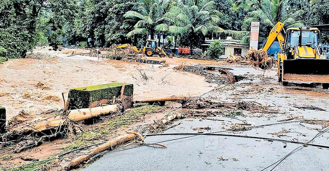 
ഉരുൾപൊട്ടലിനെ തുടർന്നു വിലങ്ങാട് പെട്രോൾ പമ്പിനു സമീപം പ്രധാന റോഡിന്റെ ഒരു ഭാഗം പുഴയെടുത്തപ്പോൾ. പുഴയിൽ ഒഴുകിയെത്തിയ കൂറ്റൻ കല്ലുകളും മരങ്ങളും പുഴയിൽ നിന്നു കരയ്ക്കു കയറ്റുന്ന മണ്ണുമാന്തി യന്ത്രവും കാണാം.  