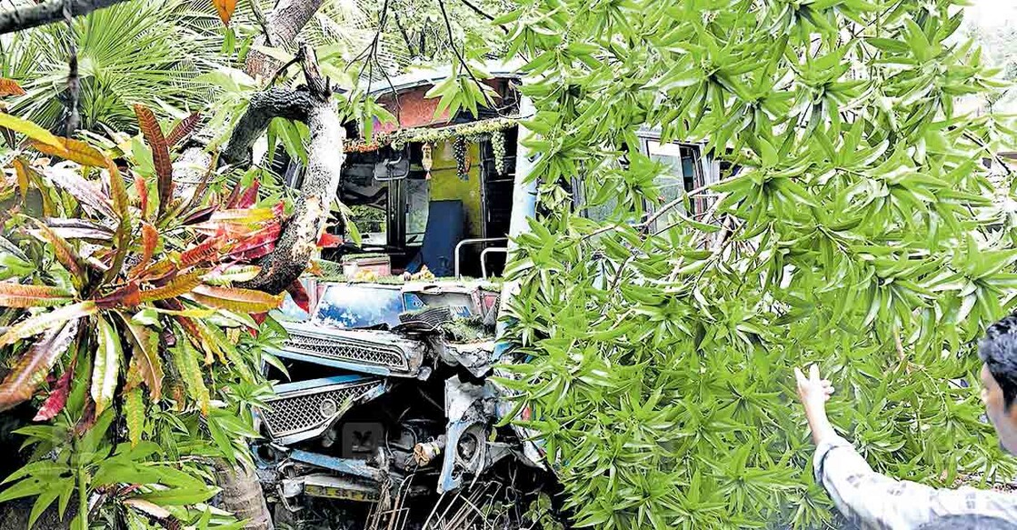 kakoor-bus-accident കാക്കൂരിൽ നിയന്ത്രണം വിട്ട് അപകടത്തിൽ പെട്ട ബസ്.