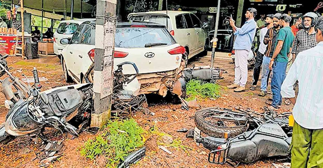 car-accident പൂവാട്ടുപറമ്പിൽ കാർ നിയന്ത്രണംവിട്ട് മറ്റു വണ്ടികളിൽ ഇടിച്ചപ്പോൾ.