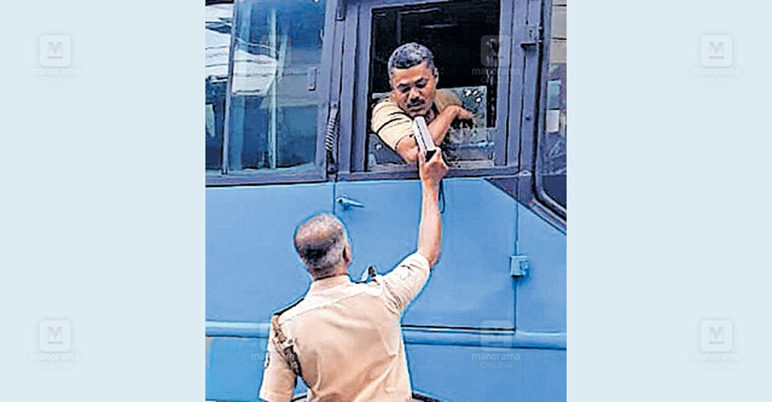 drunk-case മേപ്പയൂർ ബസ് സ്റ്റാൻഡിൽ ബ്രത്തലൈസർ ഉപയോഗിച്ച് ബസ് ഡ്രൈവർമാരെ പൊലീസ് പരിശോധിച്ചപ്പോൾ.