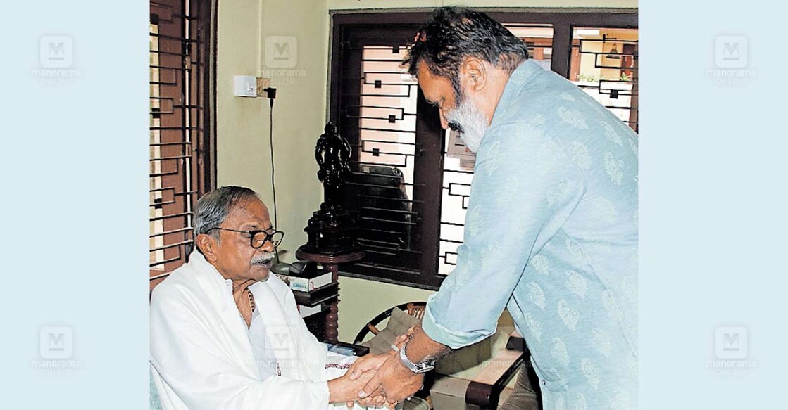 കേന്ദ്രമന്ത്രി സുരേഷ്ഗോപി എം.ടി. വാസുദേവൻനായരെ 
കോഴിക്കോട് കിഴക്കേ നടക്കാവ് കൊട്ടാരം റോഡിലെ വീട്ടിലെത്തി  സന്ദർശിച്ചപ്പോൾ.  