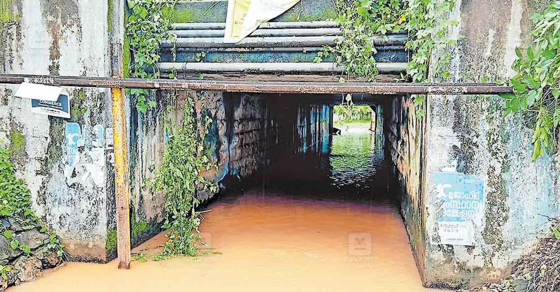 footpath റെയിൽവേ അധികൃതർ കെട്ടിയടച്ച ഫറോക്ക് വെസ്റ്റ് നല്ലൂർ റോഡിലെ അടിപ്പാതയിലെ തടസ്സങ്ങൾ
നീക്കിയ നിലയിൽ.
