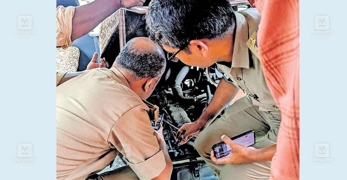 മോട്ടർ എൻഫോഴ്സ്മെന്റ് ഉദ്യോഗസ്ഥരുടെ നേതൃത്വത്തിൽ സ്വകാര്യ ബസിന്റെ വേഗപ്പൂട്ട് പരിശോധിക്കുന്നു.  