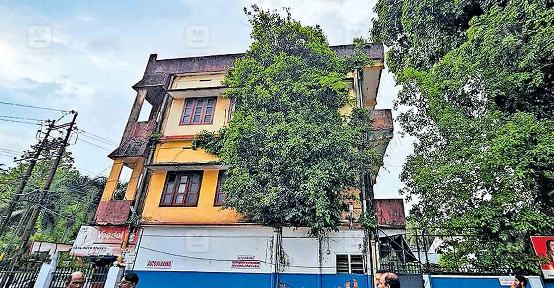 kozhikode-building
കെട്ടിടത്തിന്റെ ഒരുഭാഗം വള്ളികൾ പടർന്ന് കാടു മൂടിയ നിലയിൽ.