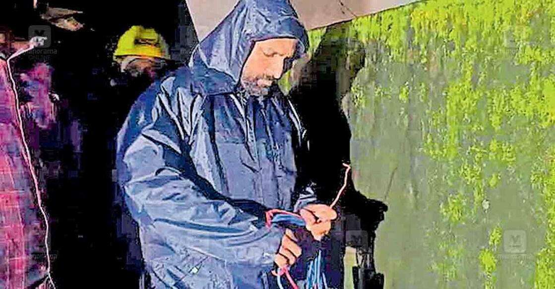 kozhikode-kseb-officers തിരുവമ്പാടിയിൽ അജ്മലിന്റെ വീട്ടിലേക്കുള്ള വൈദ്യുതി കണക്ഷൻ പുനഃസ്ഥാപിക്കുന്ന കെഎസ്ഇബി ഉദ്യോഗസ്ഥർ.