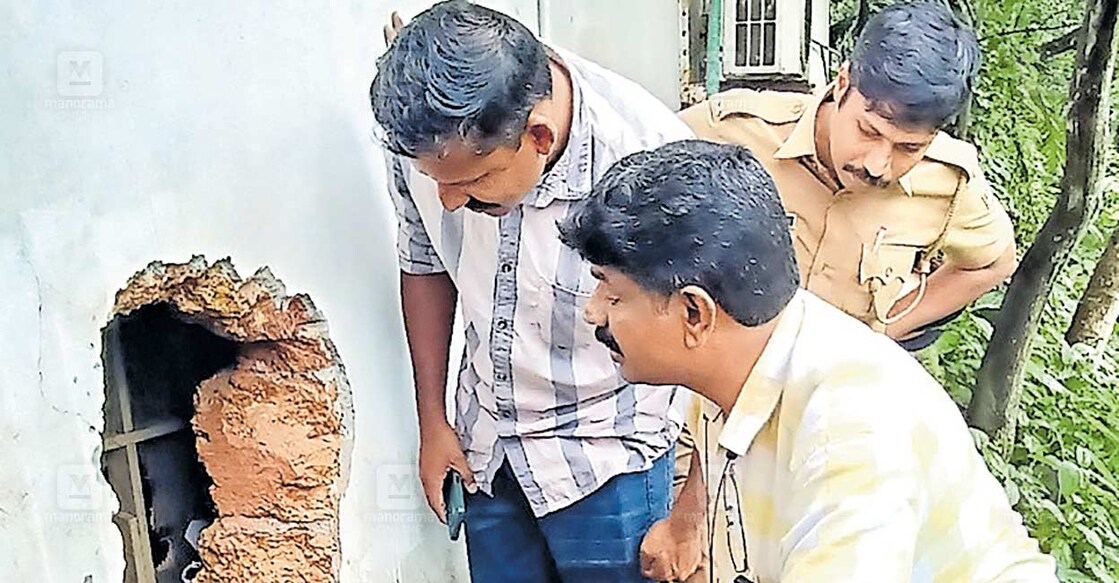 robbery-attempt രാമനാട്ടുകര ദുബായ് ഗോൾഡ് ജ്വല്ലറിയുടെ ഭിത്തി തുരന്ന നിലയിൽ.