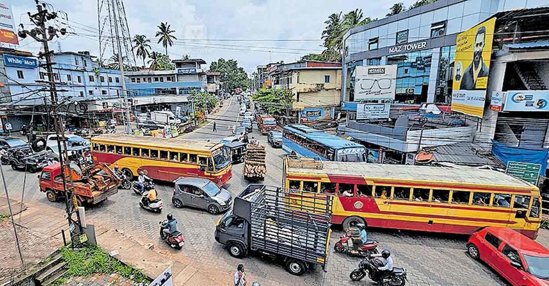 ഗതാഗതക്കുരുക്കിൽ വീർപ്പുമുട്ടുന്ന താമരശ്ശേരി  ചുങ്കം ജം‌ക്‌ഷൻ.  