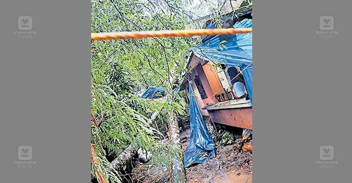 കാറ്റിൽ തെങ്ങുകൾ വീണു മേൽക്കൂര നശിച്ച കോട്ടക്കടവ് മണ്ടകത്തിങ്ങൽ ദേവയാനിയുടെ വീട്.
