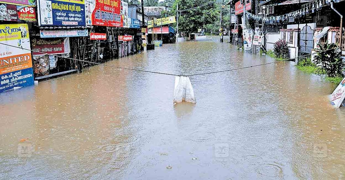 moozhickal1 കനത്ത മഴയിൽ മൂഴിക്കൽ അങ്ങാടിയിൽ വെളളം കയറിയപ്പോൾ. ചിത്രം: മനോരമ