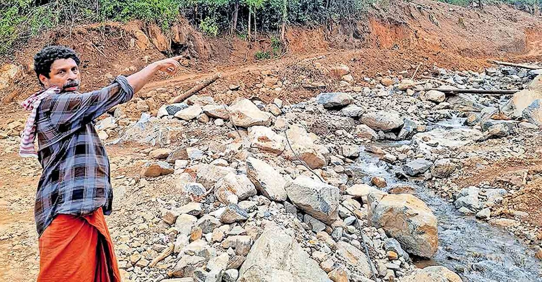 
അടിച്ചിപ്പാറ മലയിലെ തന്റെ കൃഷിയിടം നശിച്ച സ്ഥലം കൂലിപ്പറമ്പിൽ ചാക്കോച്ചൻ മഞ്ഞക്കുന്നിൽ ഉരുളിൽ തകർന്ന ഭൂമിയിൽ നിന്നു ചൂണ്ടിക്കാണിക്കുന്നു.  

