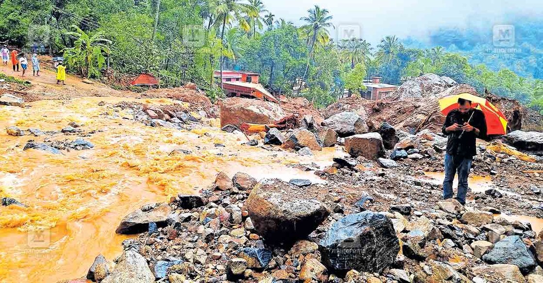 വിലങ്ങാട്ടു നിന്നു വയനാട്ടിലേക്കുള്ള ചുരമില്ലാ പാത നിർമിക്കാൻ മുറവിളി ഉയരുന്നതിനിടെ വിലങ്ങാട് ടൗണിൽ നിന്ന് ജില്ലാ അതിർത്തിയായ പുല്ലുവായിലെത്തുന്ന റോഡിന്റെ മഞ്ഞക്കുന്ന് ഭാഗത്തെ ഉരുൾ പൊട്ടലിനു ശേഷമുള്ള അവസ്ഥ. റോഡ് നിന്ന ഭാഗമാണ് ചെളിയും ഉരുളൻ കല്ലുകളും നിറഞ്ഞു കിടക്കുന്നത്. ഉരുൾ പൊട്ടിയുള്ള വെള്ളത്തിന്റെ കുത്തൊഴുക്കാണ് ഇടതു വശത്ത്.  