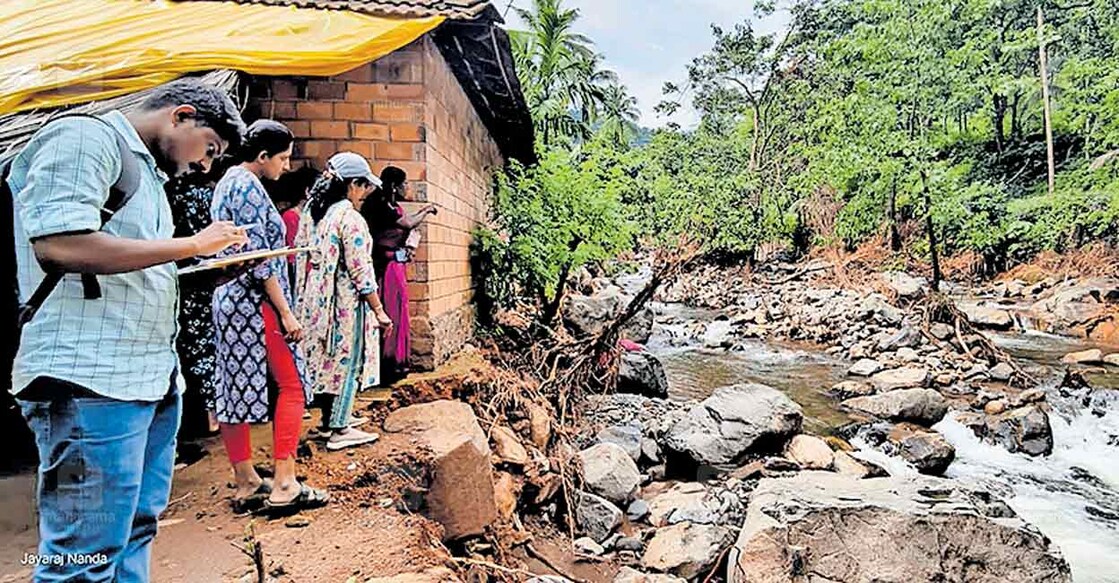വിലങ്ങാട് മലയങ്ങാട് ഭാഗത്ത് ഉരുൾ പൊട്ടലിൽ നഷ്ടം സംഭവിച്ച പ്രദേശത്ത് വിദഗ്ധ സംഘം അവസാന വട്ട കണക്കെടുപ്പ് നടത്തുന്നു.  
