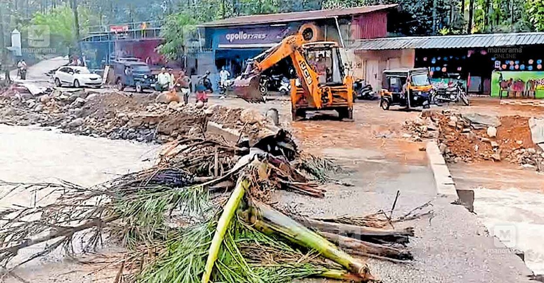 
വിലങ്ങാട് ടൗൺ പാലത്തിലേക്ക് തിങ്കൾ രാത്രി മുതൽ വന്നടിഞ്ഞ മരത്തടികളും മറ്റും ഇന്നലെ മണ്ണുമാന്തി യന്ത്രം ഉപയോഗിച്ചു നീക്കുന്നു.  
