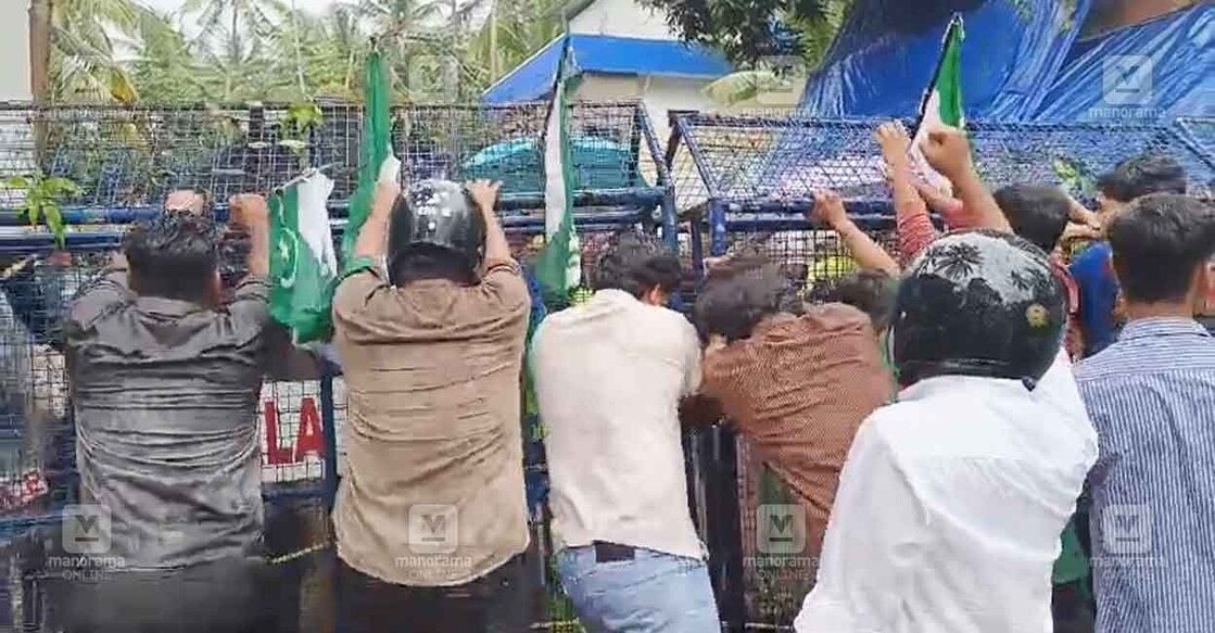 ബാരിക്കേഡ് തള്ളി മാറ്റാൻ ശ്രമിക്കുന്ന എംഎസ്എഫ് പ്രവർത്തകർ. 