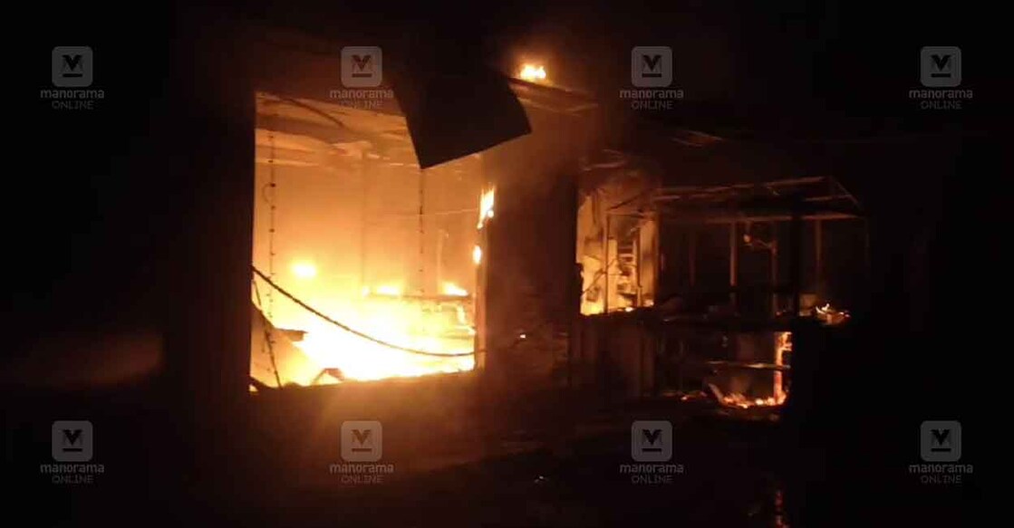 ramanattukara-hotel-fire-1 മലബാർ പ്ലാസ ഹോട്ടലിൽ തീപിടിത്തമുണ്ടായപ്പോൾ.