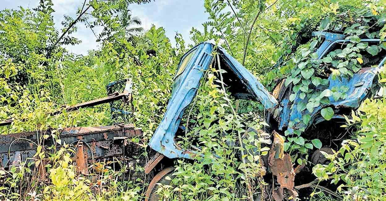 സബ് റജിസ്ട്രാർ ഓഫിസ് പരിസരത്ത് വാഹനങ്ങളുടെ തടങ്കൽ പാളയം ...